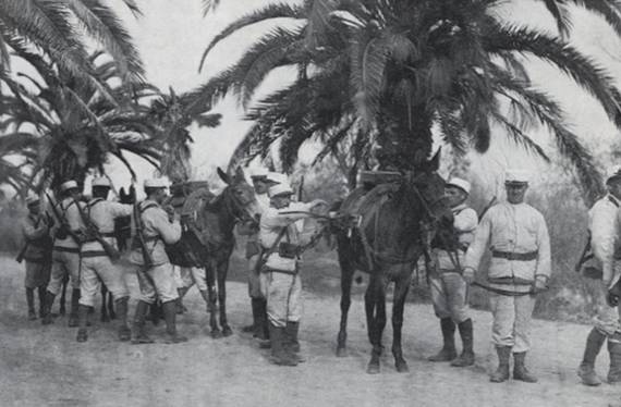 compagnie montée de la légion s'apprêtant à quitter Sidi-bel-Abbés