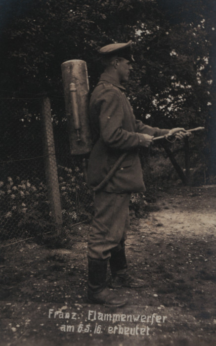 Soldat allemand portant lance flamme français